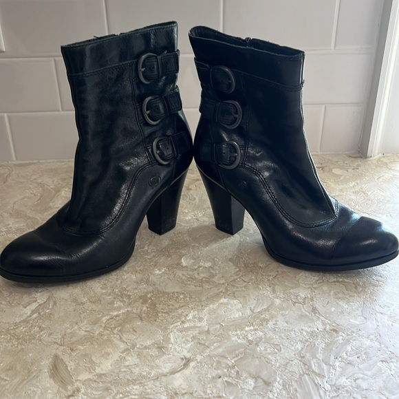 Woman’s born boot size 7 black - Picture 6 of 9